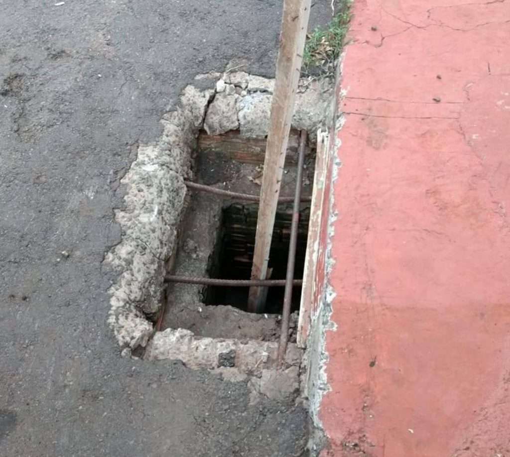 Moradores da Rua Osvaldo Silvestre Matias reclamam de manutenção da Sanepar e buraco fica exposto em via pública