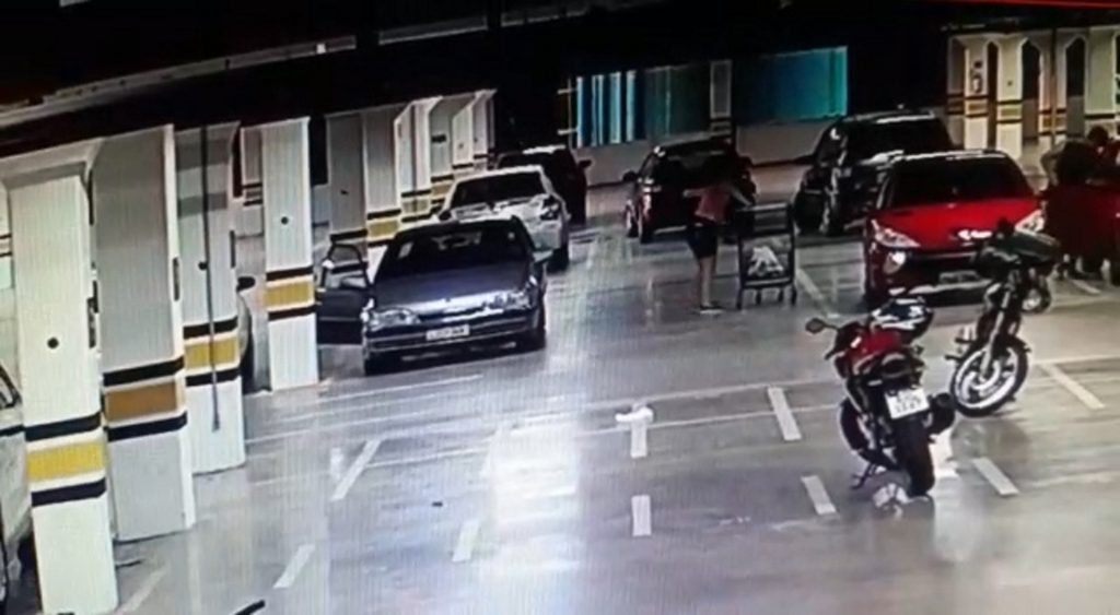 Internauta tenta localizar pessoa que pegou sacolas no carrinho de compras em mercado