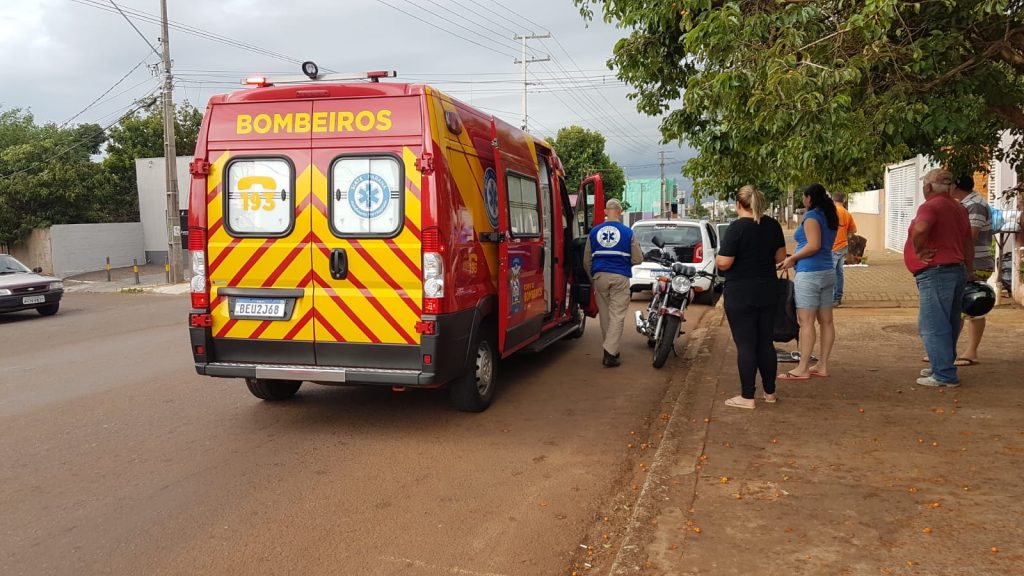 Rapaz de 20 anos fica ferido após colisão de trânsito na Rua Rio da Paz, em Cascavel