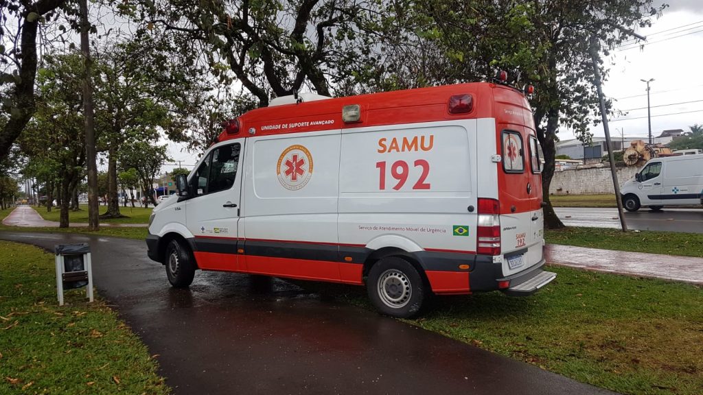 Morador de rua é atendido por equipe do Samu na Av. Tancredo Neves