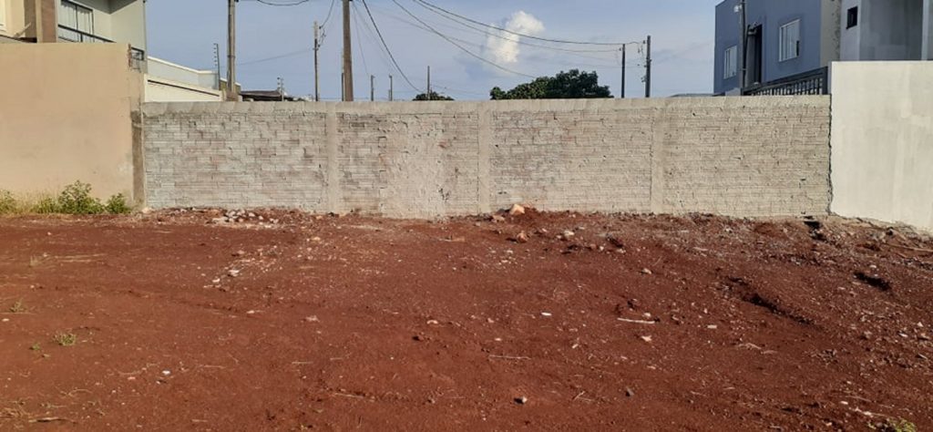 Moradores reclamam de muro construído em fim de rua no loteamento Santa Fé