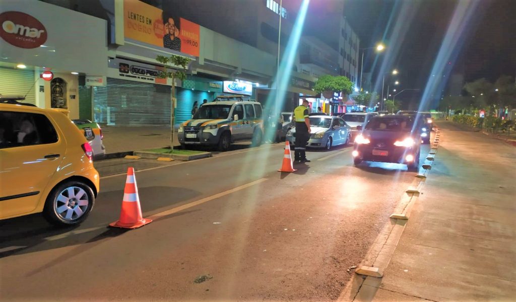 Flagrante de “racha” em blitz na Avenida Brasil resulta na suspensão da CNH dos dois condutores, por 12 meses