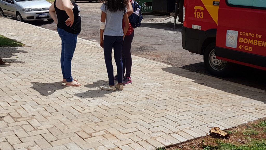 Menina de 9 anos é atendida pelo Siate em colisão entre bicicleta e moto