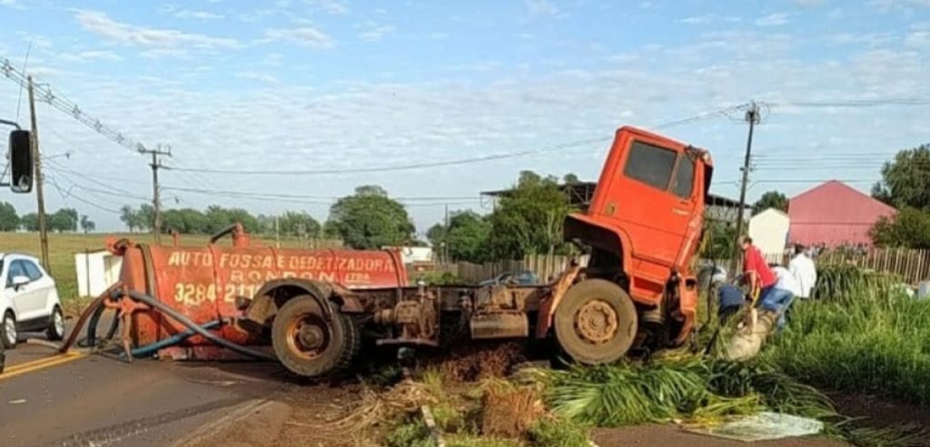 Caminhão colide e derruba palmeira em Missal