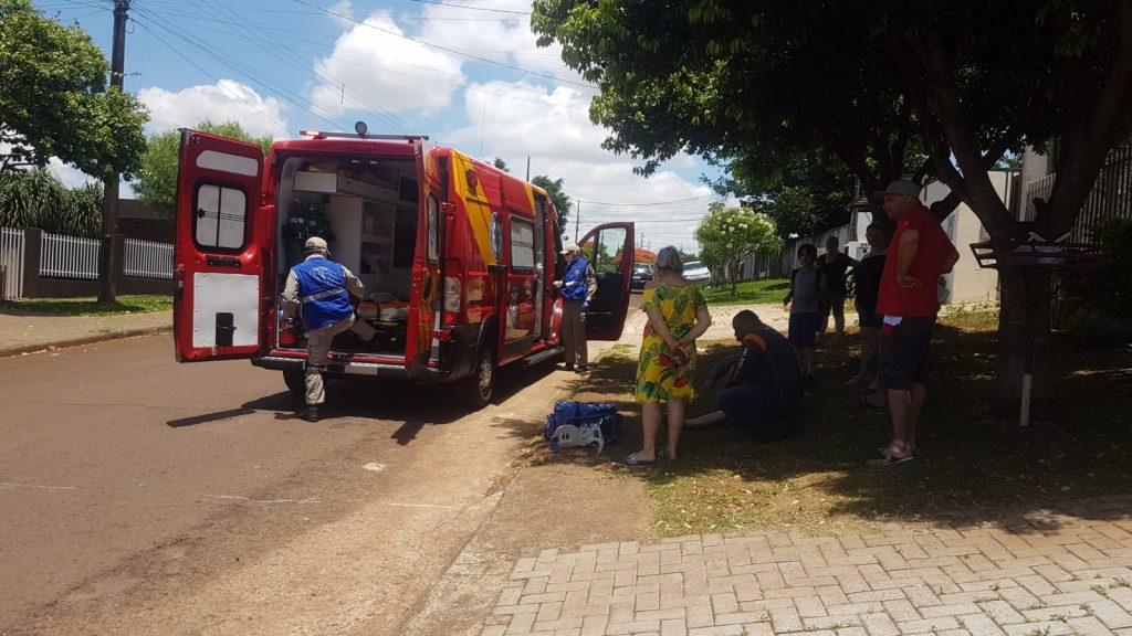 Porta de automóvel é aberta e motociclista é atingido no Brasmadeira