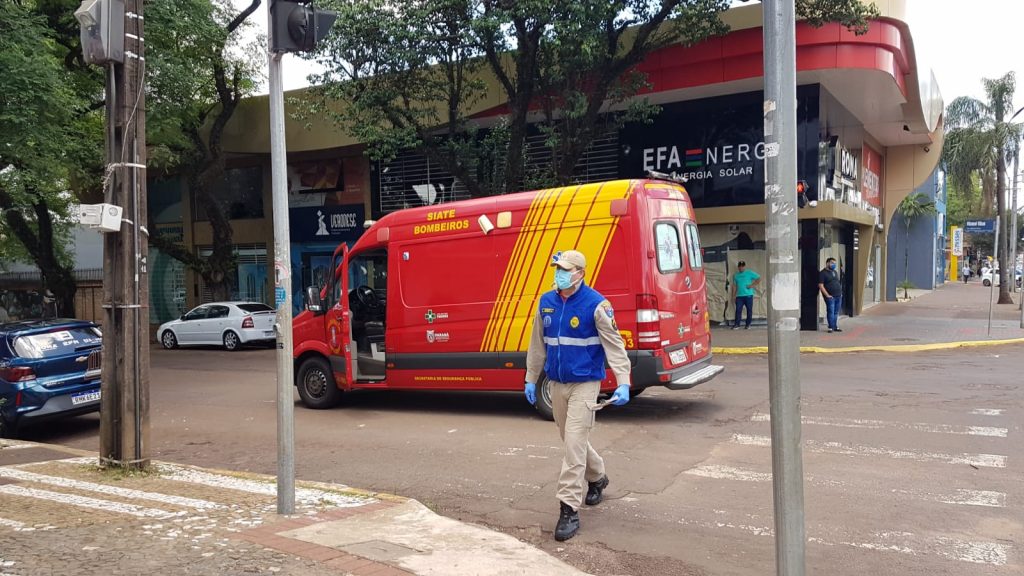 Corpo de Bombeiros atende vítima de colisão de trânsito na Av. Brasil, no Centro