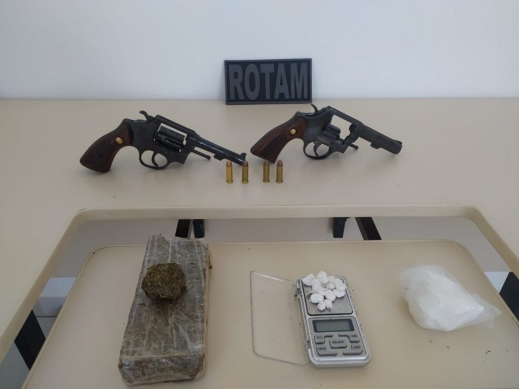 Homem é detido após abordagem policial em Castro