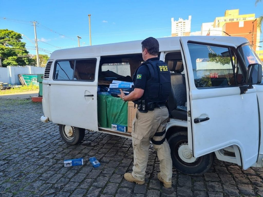 PRF apreende Kombi do cigarro falsificado em Ponta Grossa
