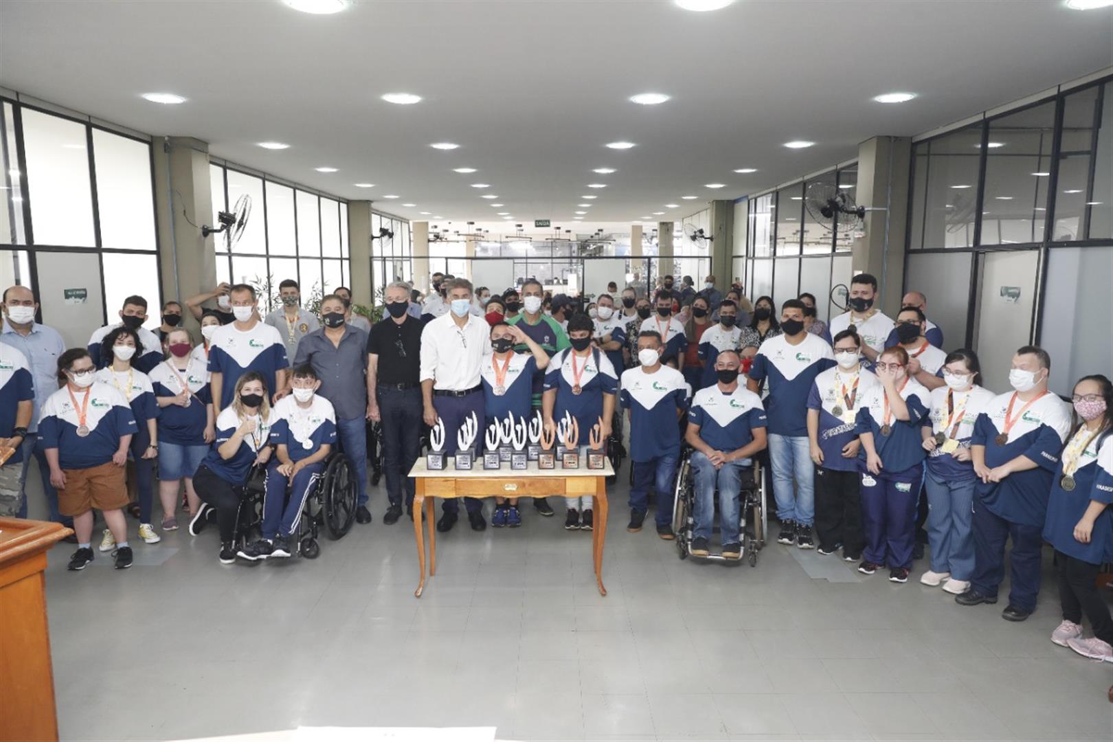Grupo de paraatletas que participou dos Jogos Abertos recebe troféus na Prefeitura Imagem referente a Grupo de paraatletas que participou dos Jogos Abertos recebe troféus na Prefeitura