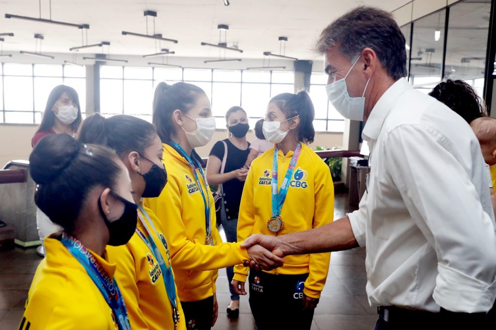 Prefeito Paranhos recebe atletas da GR que representaram o Brasil no Sul-Americano