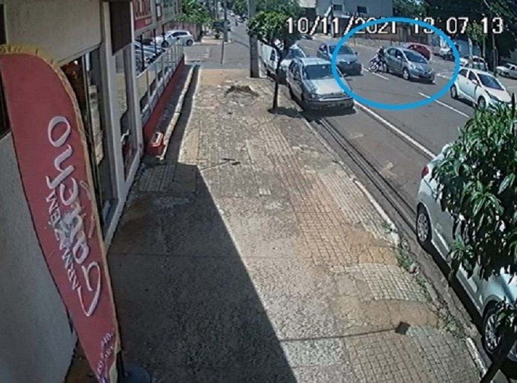 Câmera flagra colisão entre moto e carro no Centro
