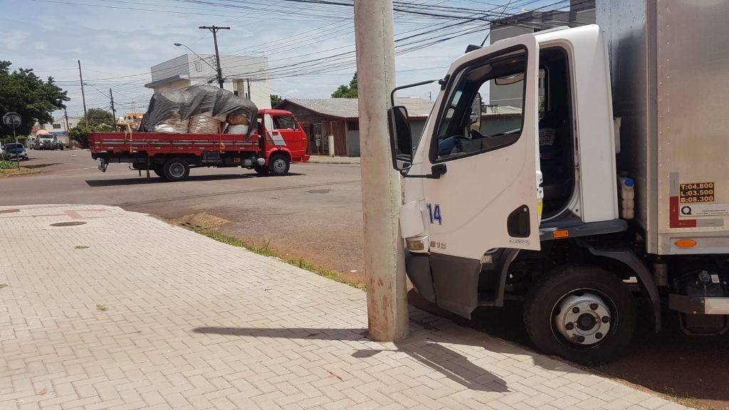 Colisão entre caminhões é registrada no Coqueiral