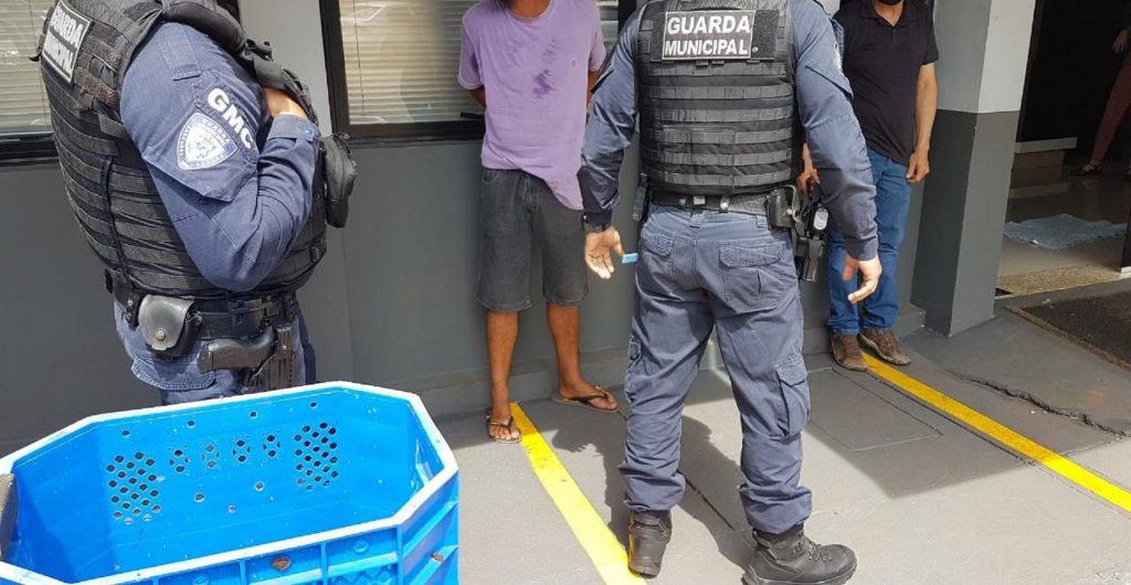 Morador de rua pedia dinheiro e ameaçava pessoas com faca no Centro