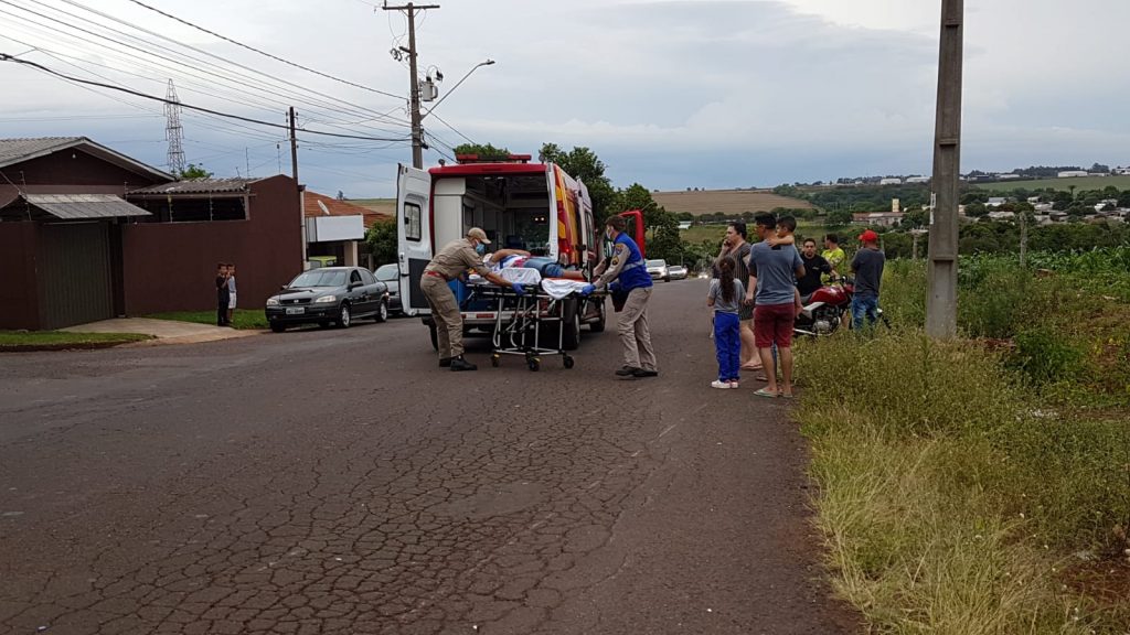 Jovem fica ferido ao cair de moto no Bairro Guarujá