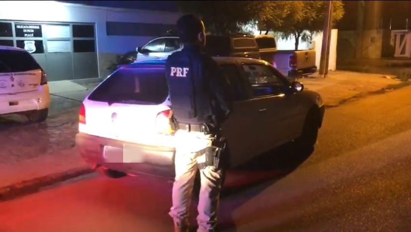 Homem acusado de Receptação e Uso de Documento Falso é preso pela PRF com veículo clonado na BR 316 em Picos Imagem referente a Homem acusado de Receptação e Uso de Documento Falso é preso pela PRF com veículo clonado na BR 316 em Picos