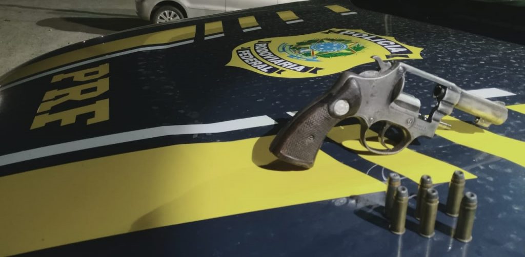 Rio Real/BA: PRF detém motorista portando ilegalmente arma de fogo
