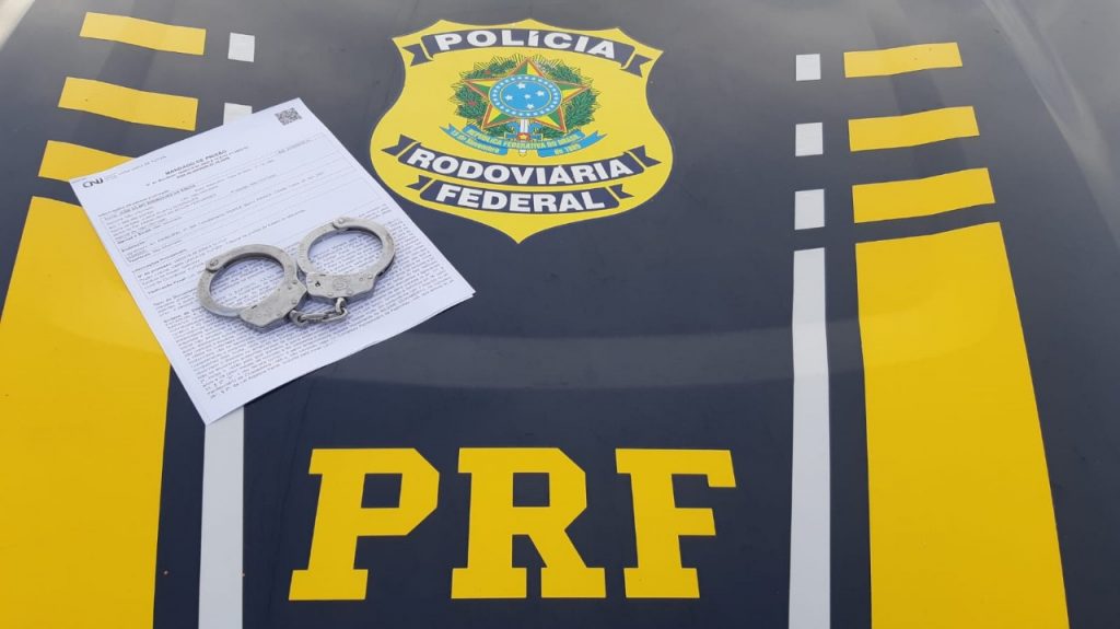 PRF cumpre mandado de prisão na BR 343 em Parnaíba e prende homem que estava foragido da justiça do Maranhão