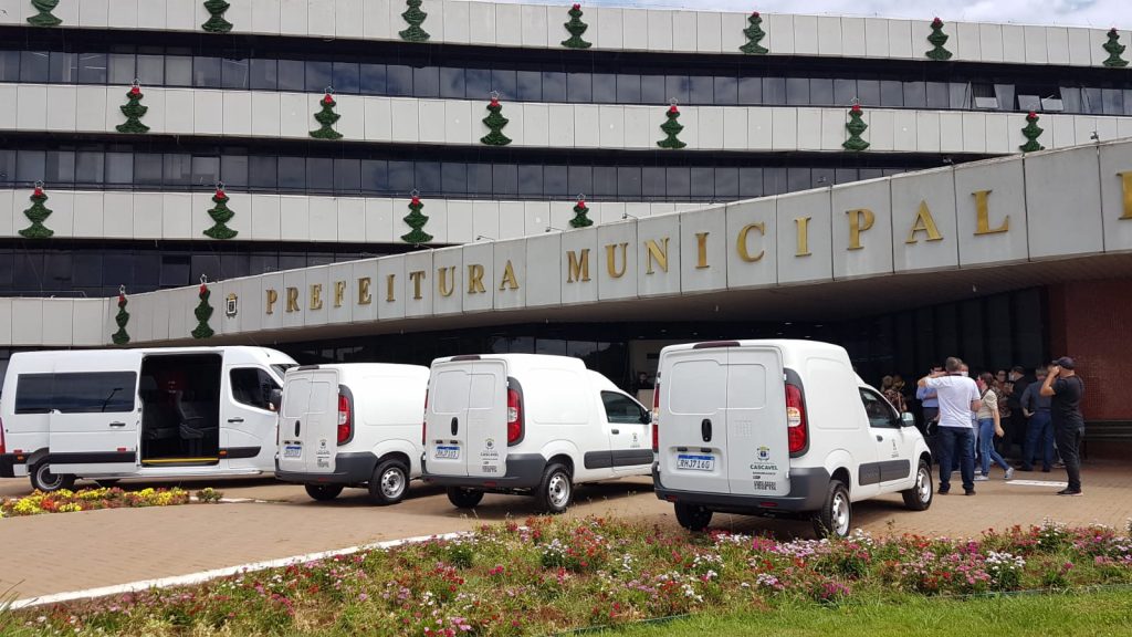 Ocorre hoje assinatura de homologação de processo licitatório para Cmei do Maria Luiza e entrega de veículos