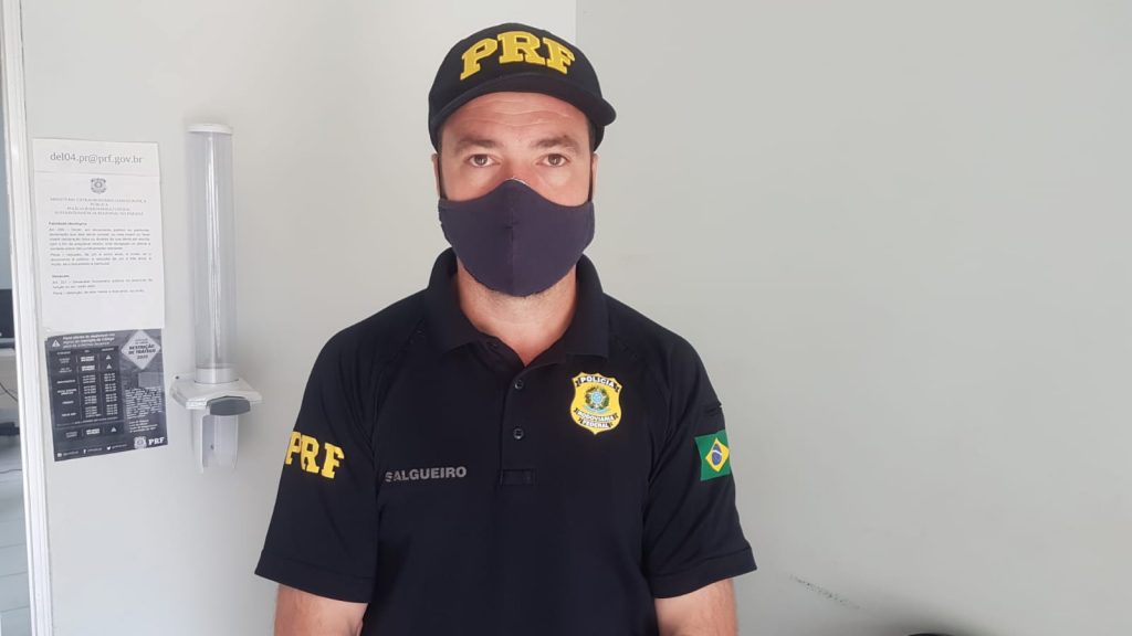 Policiais atentos na rodovia: PRF’s estavam em patrulhamento e conseguiram apreender 50 mil maços de cigarros
