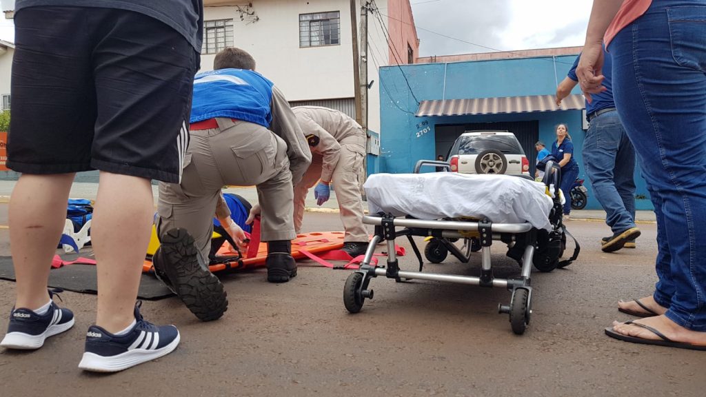 Mulher de 23 anos é atropelada por automóvel na Rua Jorge Lacerda, em Cascavel
