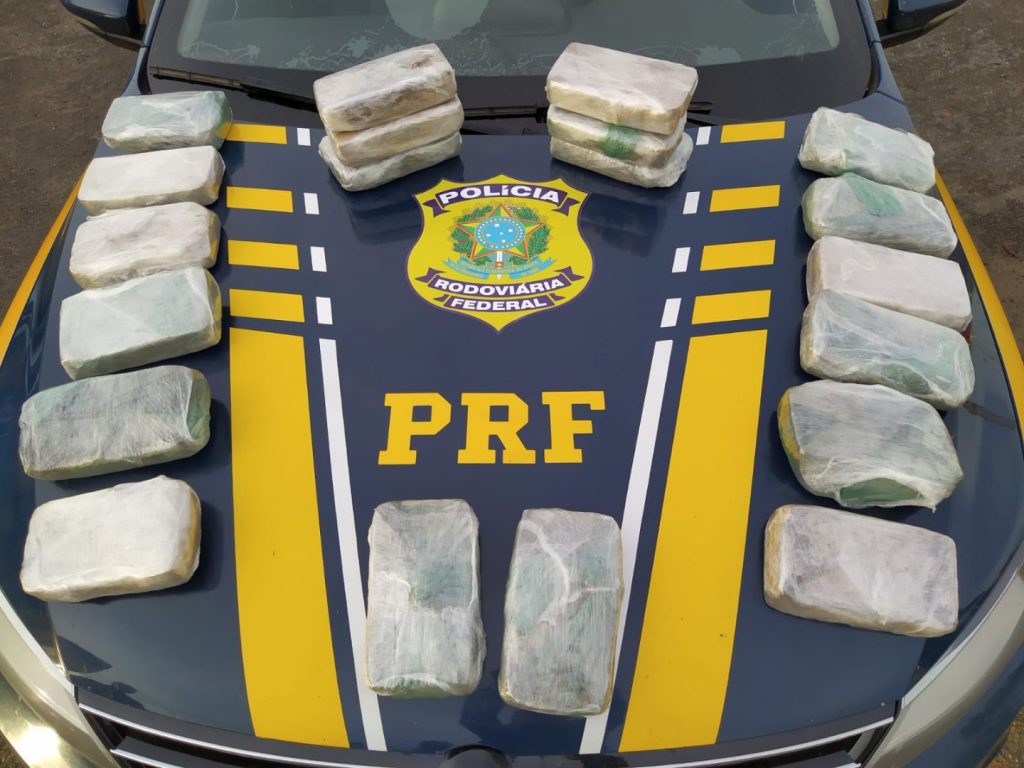 PRF apreende 55 mil maços de cigarros em Uberaba (MG)