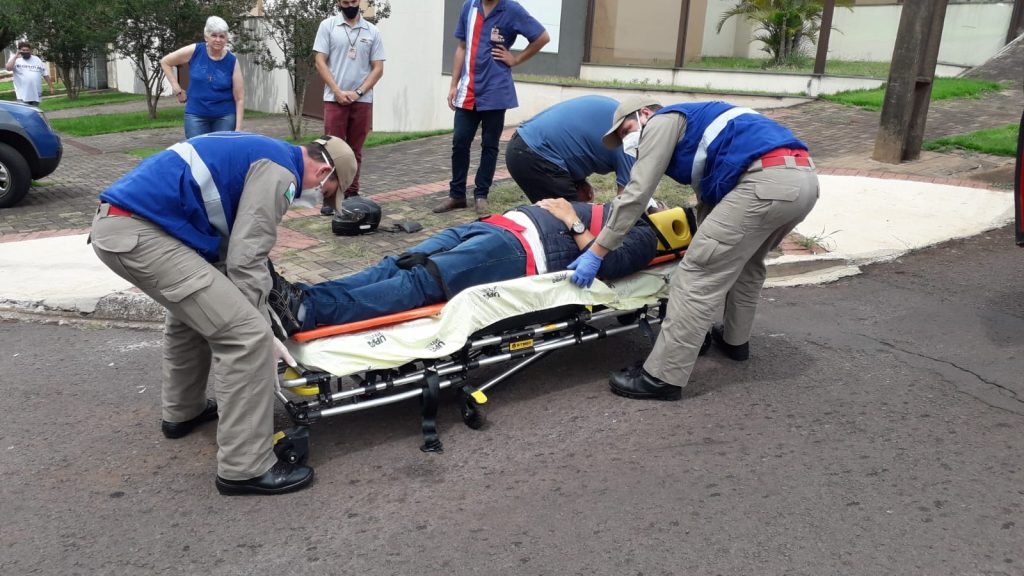 Piloto de CG fica ferido em colisão com Porsche na Av. Olindo Periolo