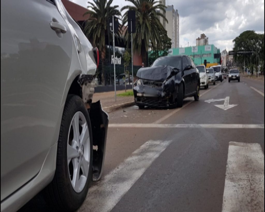 Forte colisão entre Audi e Corolla é registrada na Av. Brasil