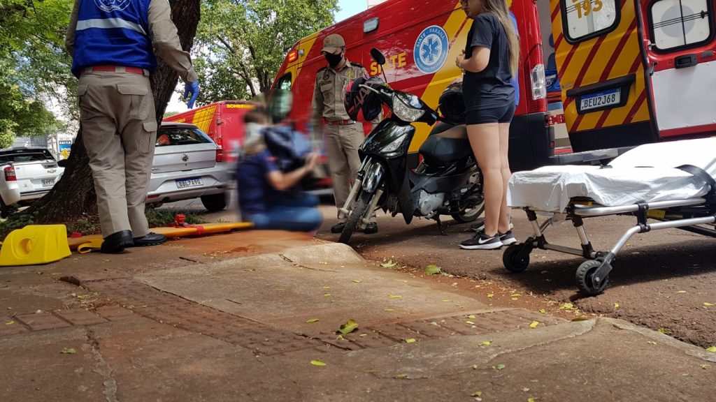 Mulher fica ferida após colisão de trânsito na Rua Paraná, no Centro