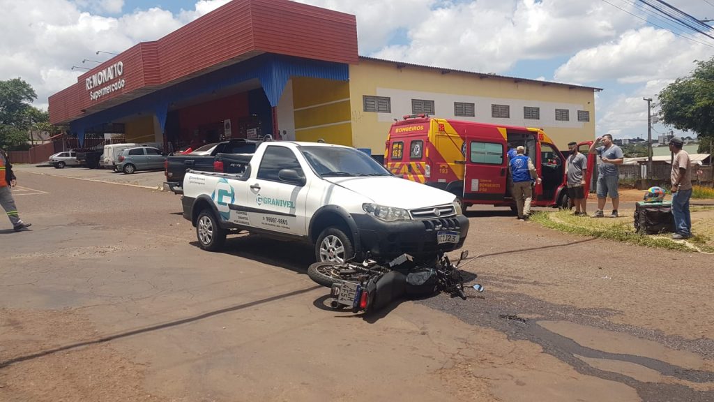 Homem fica ferido após se envolver em colisão entre carro e moto na Rua Públio Pimentel
