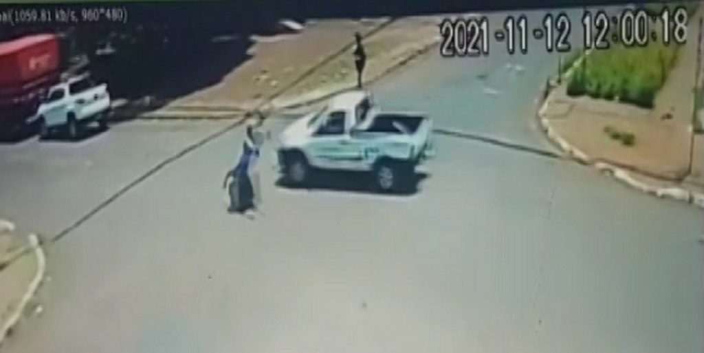 Imagem flagra acidente registrado na Rua Públio Pimentel, no Bairro Alto Alegre