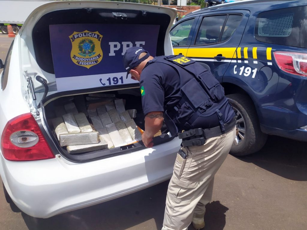 PRF apreende 127 kg de maconha na BR 282 em Maravilha