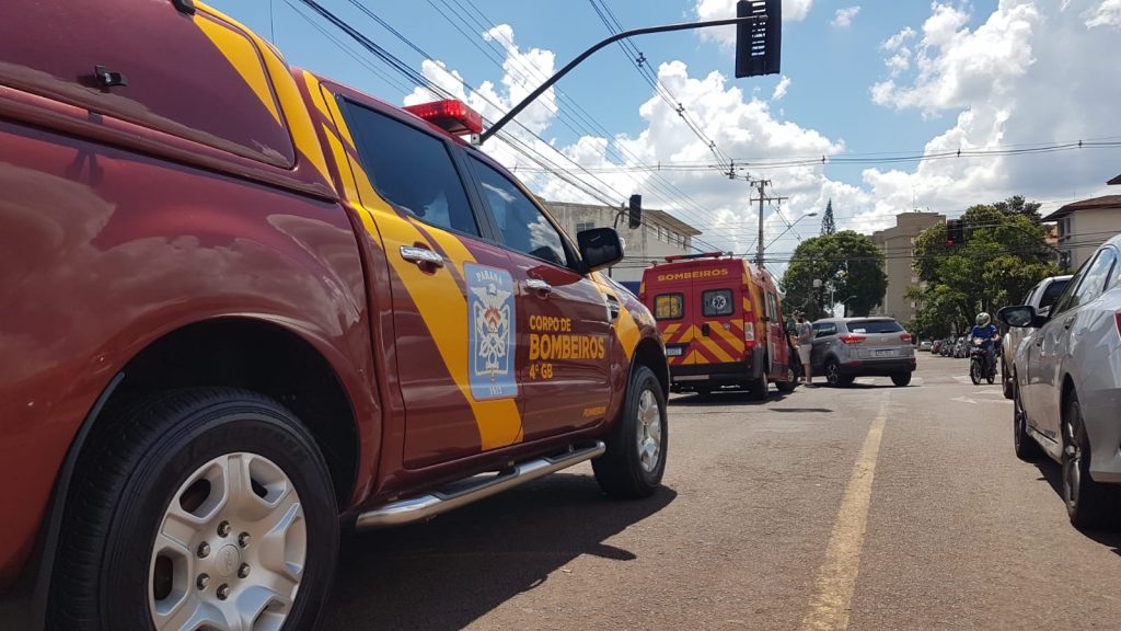 Jovem de 18 anos fica ferido em colisão entre carro e moto na Av. Carlos Gomes