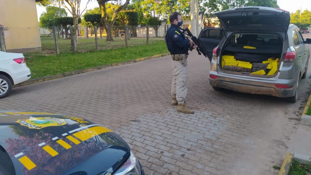 PRF apreende meia tonelada de maconha em carro roubado