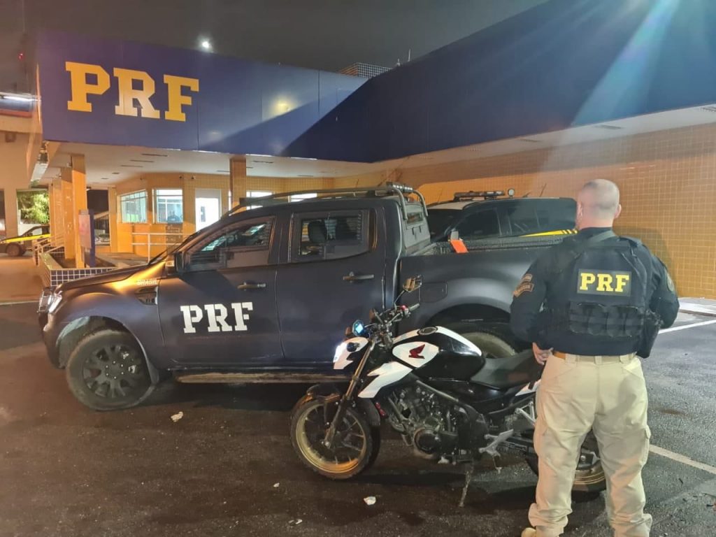 Após troca de tiros com criminosos dentro de comunidade, PRF recupera motocicleta roubada
