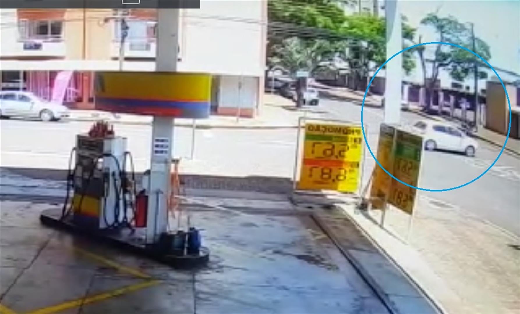 Veja o momento da colisão que deixou motociclista com fratura no Centro de Cascavel Imagem referente a Veja o momento da colisão que deixou motociclista com fratura no Centro de Cascavel