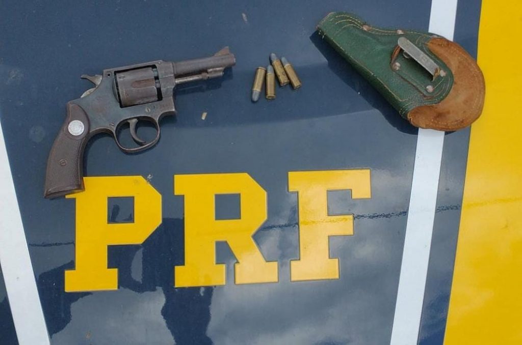 Operação Égide: PRF prende caminhoneiro armado na BR-116, no município de Piraí (RJ)