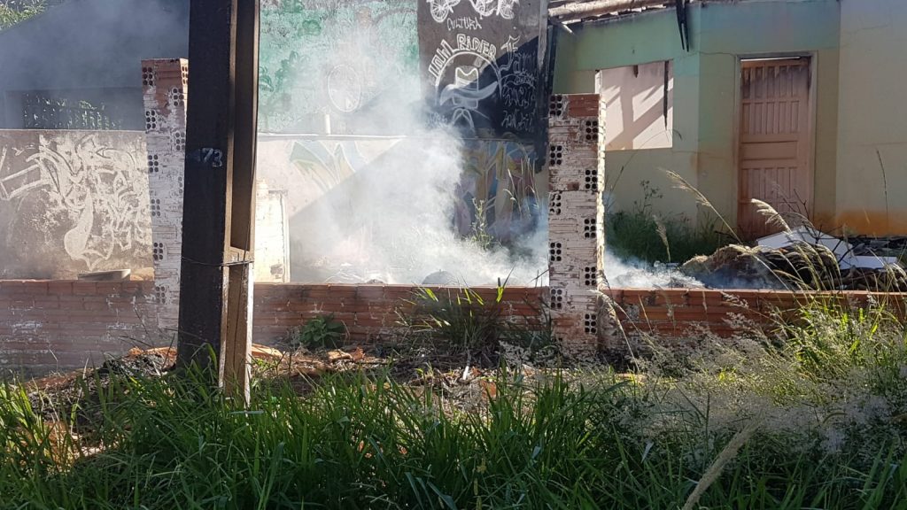 Corpo de Bombeiros combatem incêndio em lote baldio no Pioneiros Catarinense