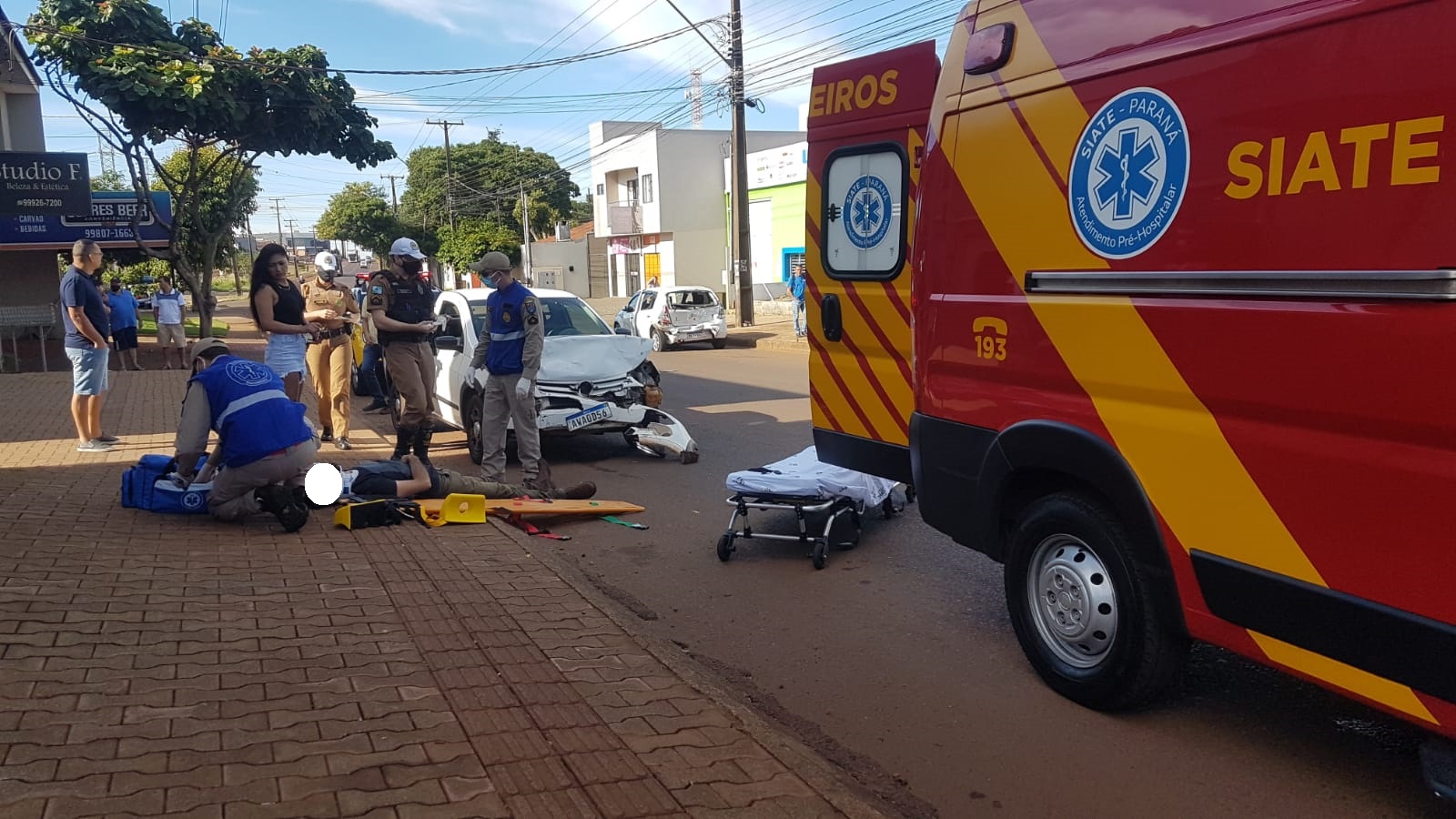 Homem bate carro propositalmente em Sandero, fica ferido e ameaça com facão