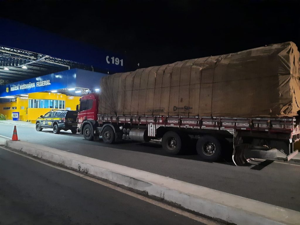 PRF apreende cerca de 23,43 m³de madeira sendo transportada ilegalmente em Piripiri