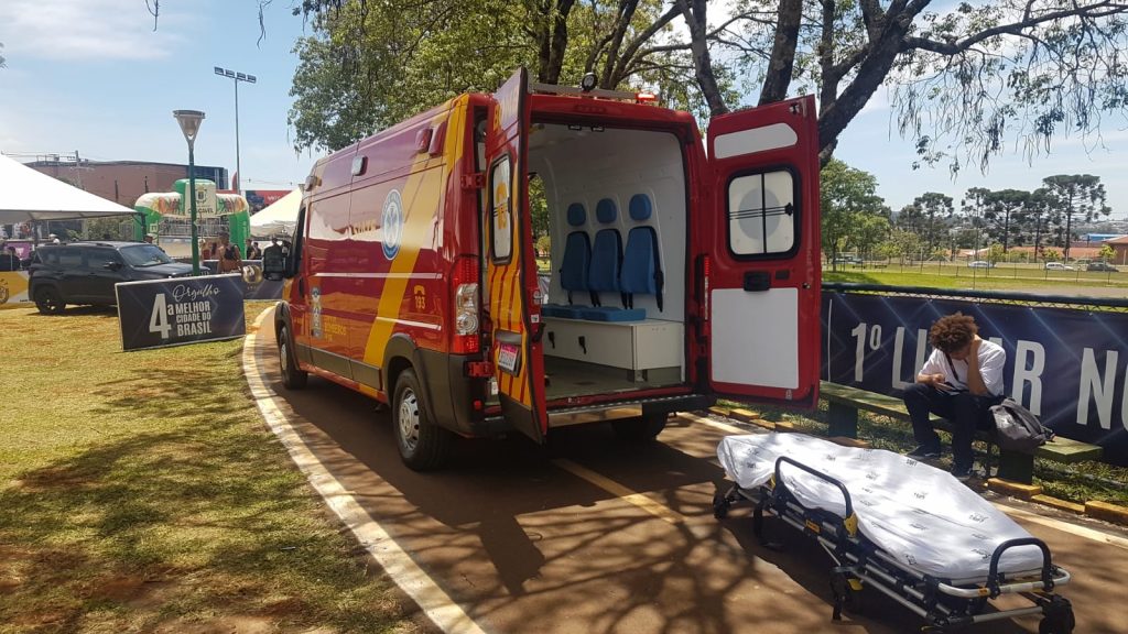 Homem torce o joelho durante manobra de skate no Cironardi