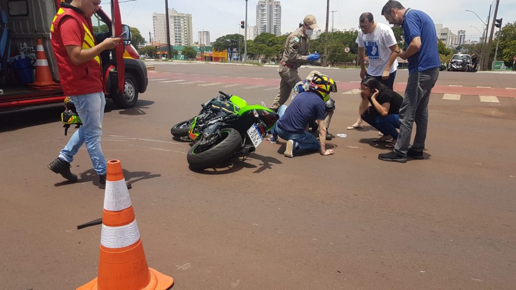 Motociclista fica com suspeita de fratura após bater contra caminhão no São Cristóvão