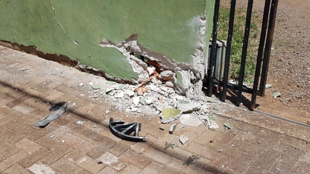 Automóvel bate contra muro de residência na região do Bairro FAG