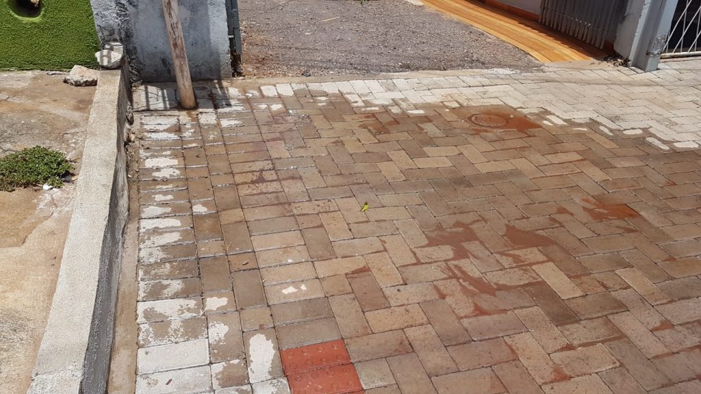Moradores da Rua Alfredo Dalmina reclamam de vazamento de água em calçada