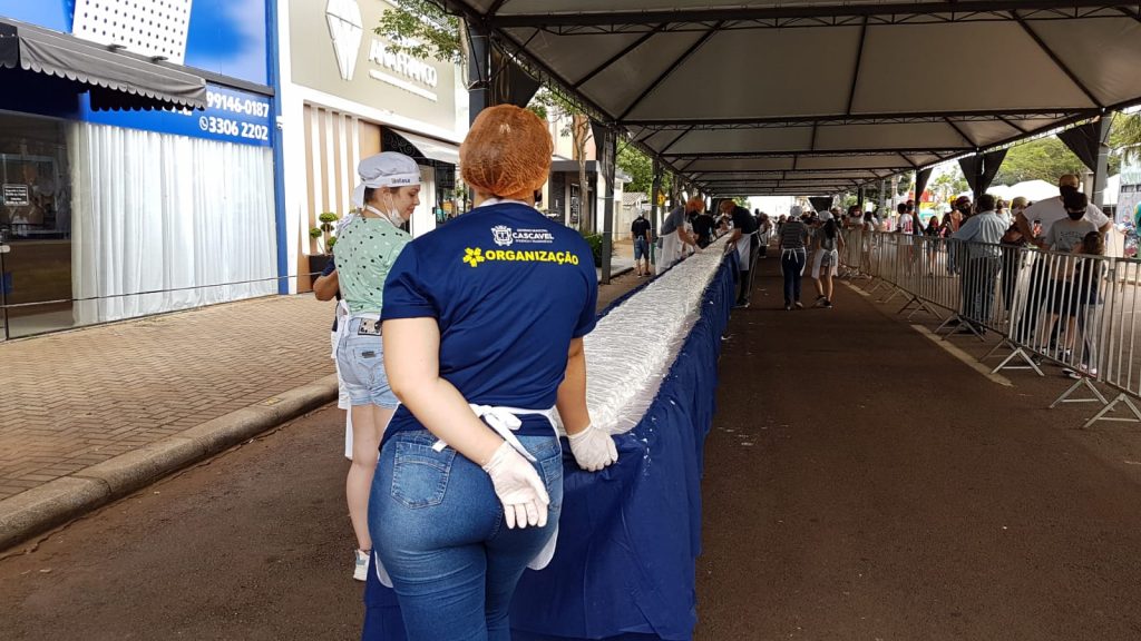 Bolo de 70 metros é servido à população em comemoração ao aniversário da cidade Bolo de 70 metros é servido à população em comemoração ao aniversário da cidade