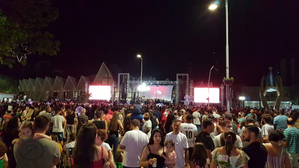 População aguarda chegada do Papai Noel em frente a Catedral