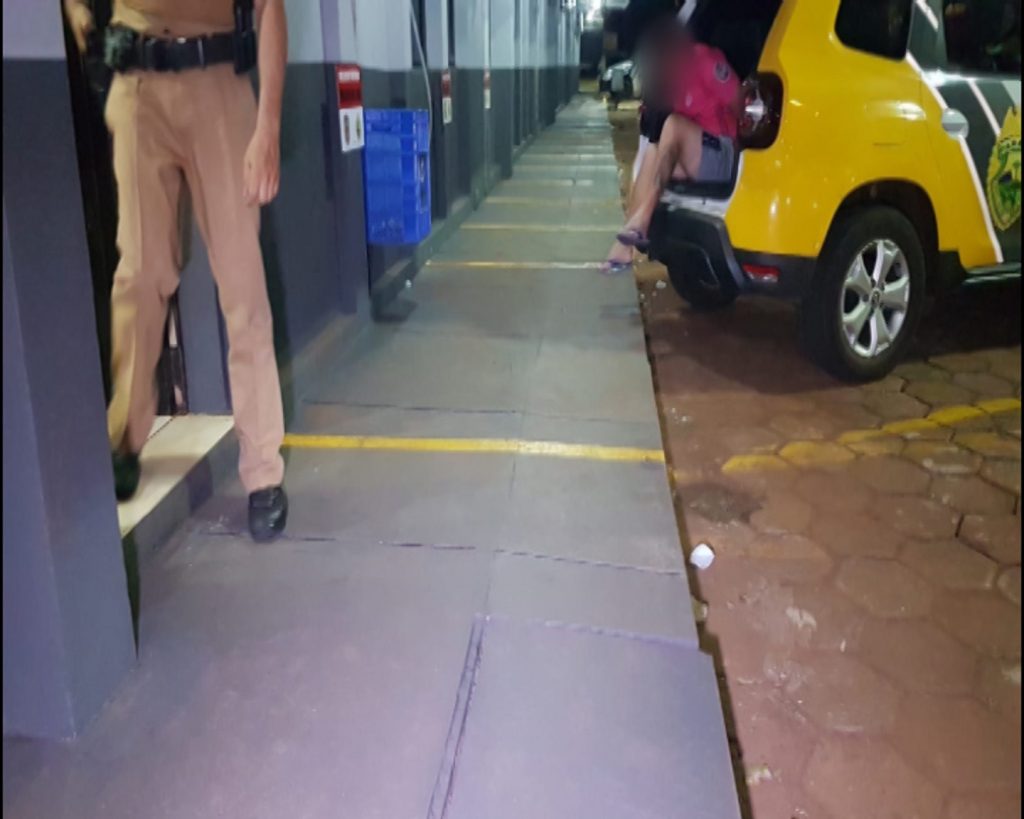 Homem tenta furtar dinheiro em bar e acaba detido pela PM; câmera o flagrou