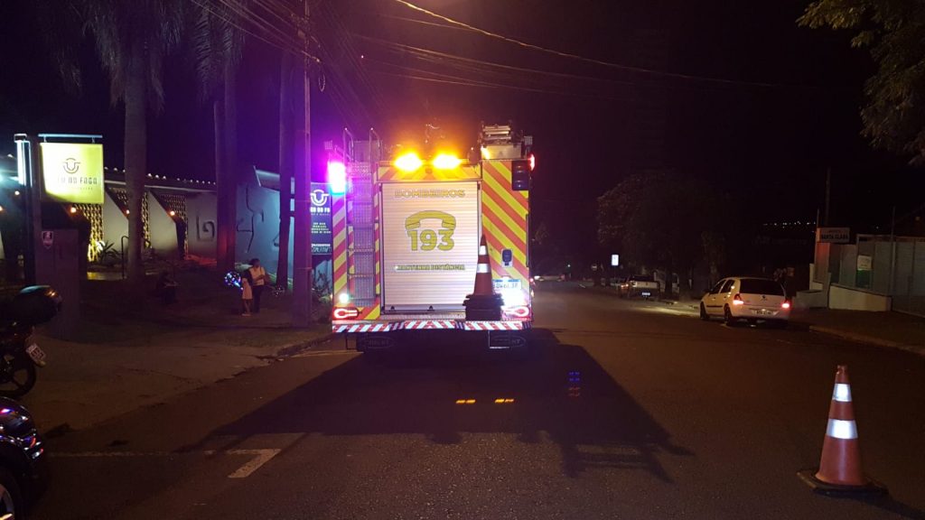 Bombeiros combatem incêndio em área de restaurante no Centro