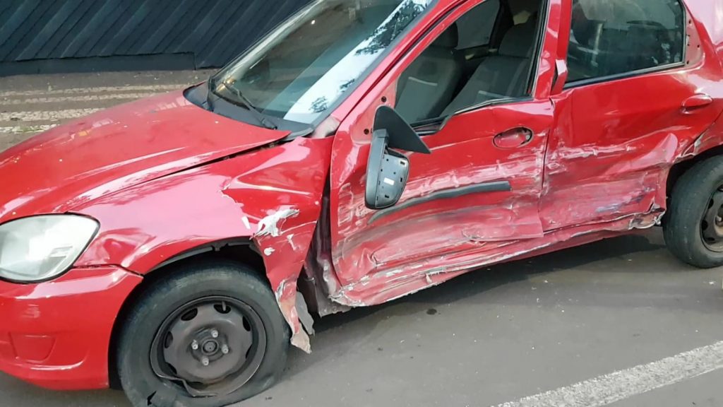 Acidente entre automóveis é registrado na Av. Brasil, no centro de Cascavel Acidente entre automóveis é registrado na Av. Brasil, no centro de Cascavel
