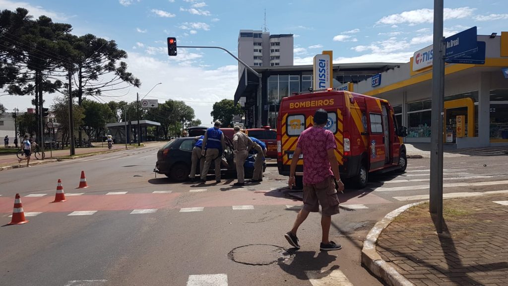 Carros se envolvem em batida no Centro de Cascavel e duas pessoas ficam feridas Carros se envolvem em batida no Centro de Cascavel e duas pessoas ficam feridas