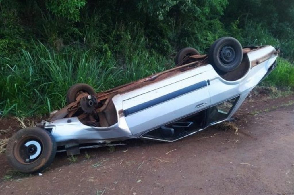 Rapaz é ejetado de veículo em acidente no interior de Mercedes Rapaz é ejetado de veículo em acidente no interior de Mercedes